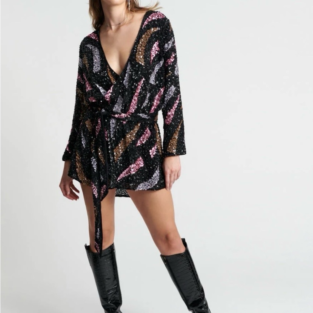 Discounted! Gorgeous out of stock One Teaspoon Dress.
Worn once. Sequin Wrap